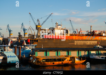 Bateaux dans port autour de Landungbrücken à Norderelbe riverside centre de Hambourg Allemagne Europe Banque D'Images