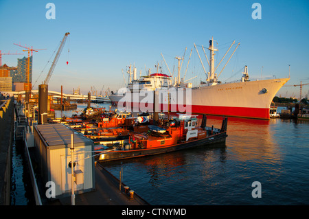 Bateaux dans port autour de Landungbrücken à Norderelbe riverside centre de Hambourg Allemagne Europe Banque D'Images