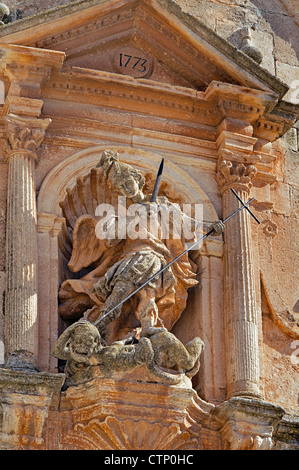 Sculpture de San Gabriel Arcangel baroque du xviiie siècle sur la couverture de l'église de San Miguel la ville de Mahamud dans la province de Burgos, Espagne Banque D'Images