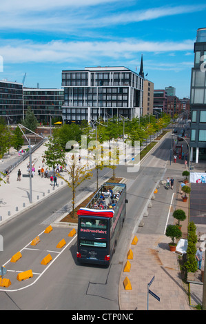 Bus de tourisme de Marco-Polo Terassen square par Grasbrookhafen HafenCity Hamburg Allemagne canal central Europe Banque D'Images