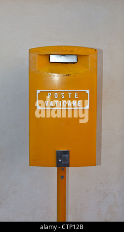 Vatican post box orange sur la Place Saint Pierre. Rome. L'Italie. Banque D'Images