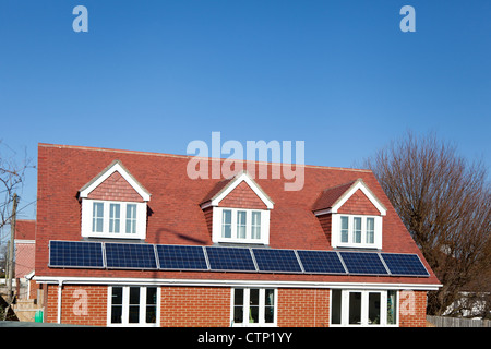 Nouvelle construction maison avec des panneaux solaires installés sur le toit. Banque D'Images