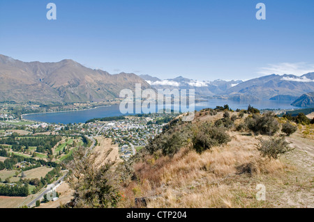 Vue panoramique impressionnante de Wanaka, le lac et les montagnes lointaines du sommet du Mont à proximité du fer. Banque D'Images
