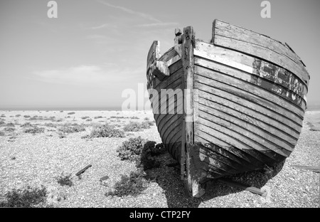 Vieux bateau sur la plage de dormeur négligées Banque D'Images