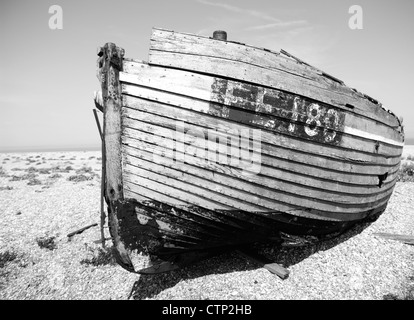 Vieux bateau sur la plage de dormeur négligées Banque D'Images