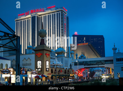 Casino et boutiques sur boardwalk, Atlantic City, New Jersey, USA Banque D'Images