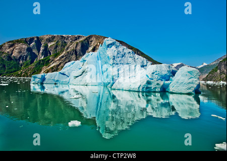 Gros iceberg flotte dans Arm-Fords à Tracy Arm Endicott terreur désert dans le sud-est de l'Alaska, l'été Banque D'Images