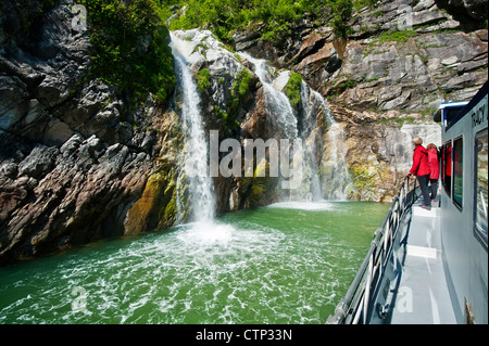 Les visiteurs par le murs de granit et des cascades d'un fjord dans l'Arm-Fords Tracy terreur désert dans le sud-est de l'Alaska, l'été Banque D'Images
