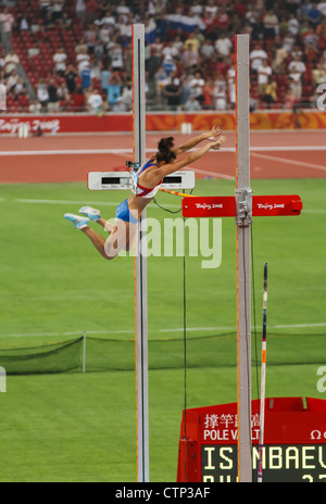PÉKIN, CHINE - AOÛT 16, 2008 : la russe Yelena Isinbayeva glisse au-dessus de la barre pour gagner, brisant le record du monde féminin de saut à la perche Banque D'Images