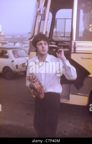 003615 - Paul McCartney avec le Magical Mystery Tour Bus à l'hôtel Atlantique, Newquay en septembre 1967 Banque D'Images