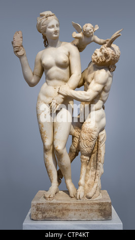 Aphrodite fends off poêle avec une sandale tandis qu'Eros s'agite au-dessus. Le "groupe des Lipper percuteur de Delos, ca 100 BC. Banque D'Images