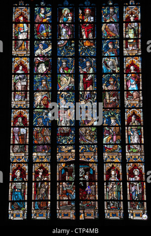 Vitrail à l'intérieur de la Basilique St-Materne, Walcourt, Belgique. Banque D'Images