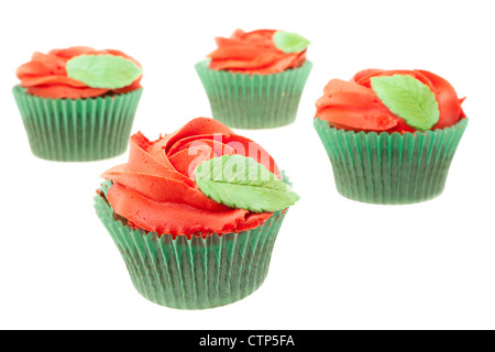 Cupcakes avec une rose rouge buttercream design topping, faible profondeur de champ - studio photo avec un fond blanc Banque D'Images