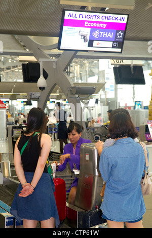 La sécurité et l'enregistrement à l'aéroport de Suvarnabhumi aussi connu sous le Nouvel Aéroport International de Bangkok à Bangkok, Thaïlande. Banque D'Images