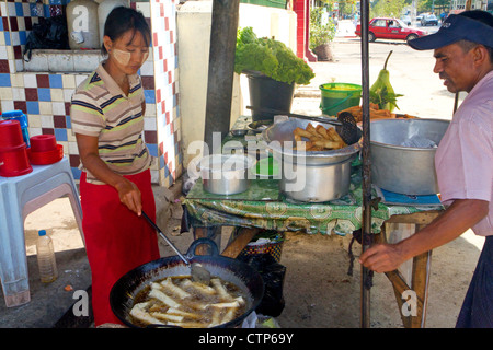 Street food vendor vendre nems à Yangon (Rangoon), la Birmanie (Myanmar). Banque D'Images