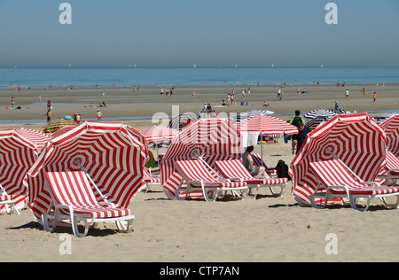 Bar rayé de parasols et de chaises longues sur la plage de De Panne, Belgique Banque D'Images