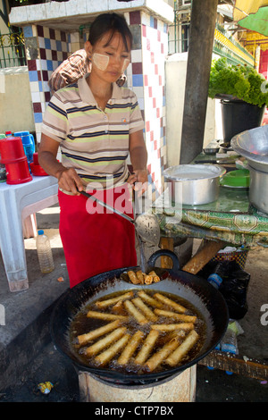 Street food vendor egg rolls vente à Yangon (Rangoon), la Birmanie (Myanmar). Banque D'Images