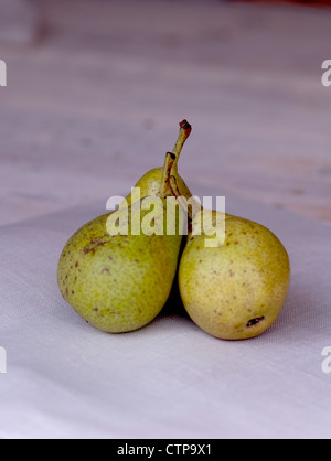 Un close up image de trois poires Guyot sur fond clair Banque D'Images