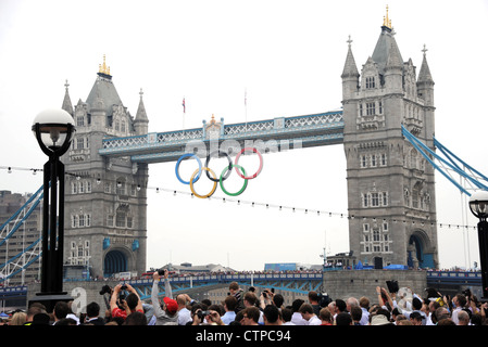 27/07/12 des foules de personnes se rassemblent sur la Tamise par le Tower Bridge à Londres en 2012 Bienvenue à l'Hôtel de Ville de la Flamme Olympique Banque D'Images