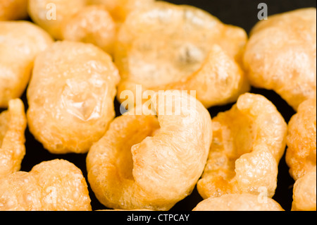 Chicharrones, couenne de porc frite dans un cadre adapté, prendre Banque D'Images