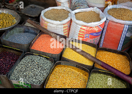 Les ingrédients des aliments comme le maïs, haricots, riz et épices dans des sacs et boîtes à market à Agra, Uttar Pradesh, Inde Banque D'Images