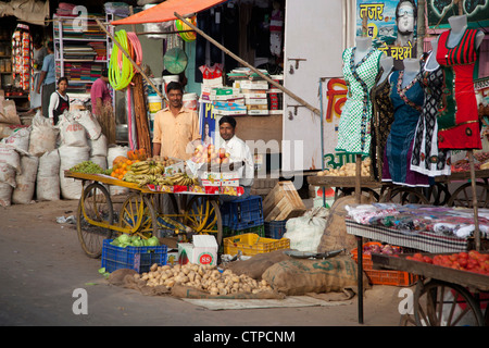 Vendeurs de fruits sur le panier à marché dans Mathura, Uttar Pradesh, Inde Banque D'Images