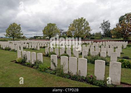 Vue générale à travers les rangées de pierres tombales dans le cimetière britannique de crête d'Aubers Aubers, près de Nice, France. Banque D'Images