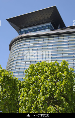 Immeuble de bureaux modernes et d'arbres sur l'Broomielaw à Glasgow, Ecosse Banque D'Images