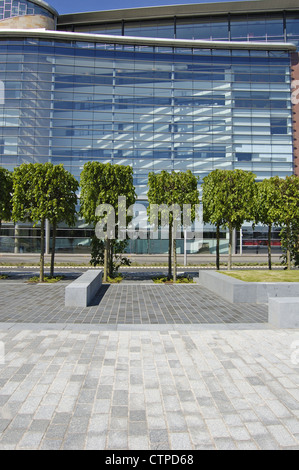 Immeuble de bureaux modernes, arbres et ouvrant sur l'Broomielaw à Glasgow, Ecosse Banque D'Images