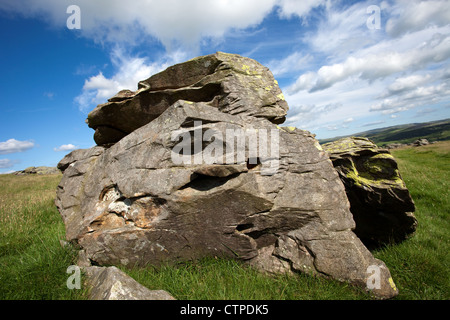 Paysage de l'erratique de grès silurien de Norber, blocs erratiques glaciaires erratiques et blocs de calcaire.Austwick, parc national des Dales du Yorkshire du Nord, Royaume-Uni Banque D'Images