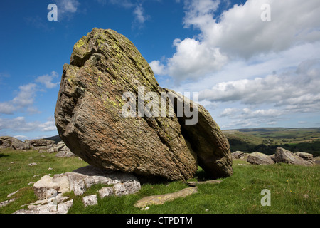 Paysage de l'erratique de grès silurien de Norber, blocs erratiques glaciaires erratiques et blocs de calcaire.Austwick, parc national des Dales du Yorkshire du Nord, Royaume-Uni Banque D'Images