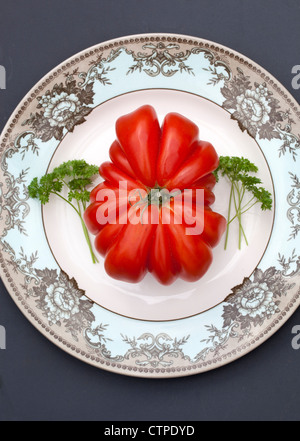 Tomate de bœuf géante (Zapotec plissée) sur assiette Banque D'Images