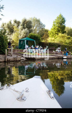 Un bateau pour s'amarrer à une fête familiale sur la Tamise à Wallingford, Oxfordshire, UK Banque D'Images