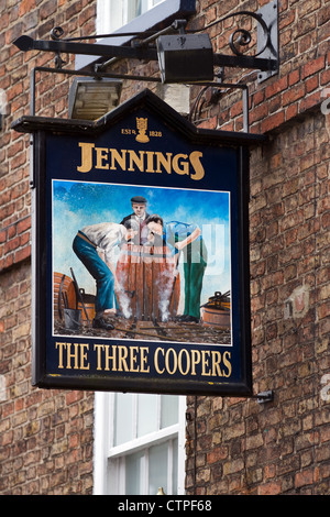 Jennings   le canon à vapeur des trois Coopers, un panneau de pub suspendu en métal à Bedale, une ville du North Yorkshire, au Royaume-Uni Banque D'Images