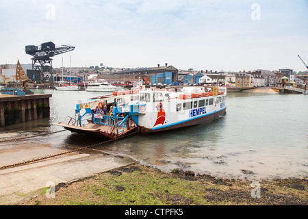 Ferry, ou chaîne, pont flottant sur la rivière Medina à Cowes (île de Wight, Hampshire, England, UK Banque D'Images