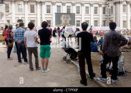 Spectateurs regarder la TV en direct de la couverture de l'événement de l'équipe de plongée avec de jeunes athlètes GO Tom Daley au Old Royal Naval College de Greenwich, au jour 4 des Jeux Olympiques de 2012 à Londres. Greenwich Park est l'hôte du concours Équestre Olympique, plus la course et de l'épreuve de tir Pentathlon moderne. L'Old Royal Naval College est la pièce maîtresse de l'architecture Maritime Greenwich, Site du patrimoine mondial dans la région de Greenwich, Londres. Banque D'Images