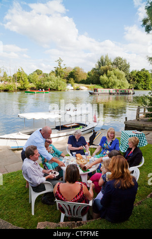 Une famille ayant un barbecue barbecue sur la Tamise dans l'Oxfordshire UK Banque D'Images
