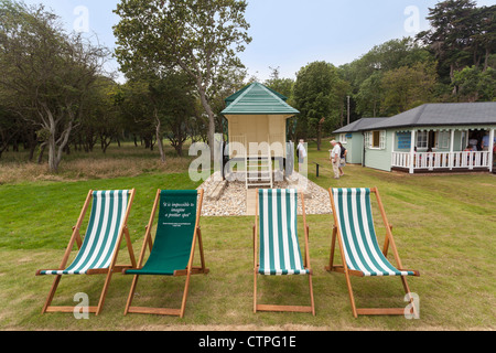 Machine de baignade de la reine Victoria et de transats à Osborne House, Isle of Wight, Hampshire, Angleterre - premier jour de l'ouverture Banque D'Images