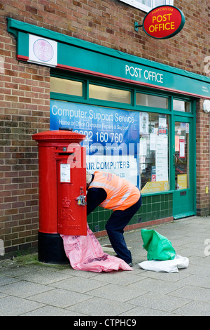 Postman vider post box à l'extérieur du bureau de poste Banque D'Images