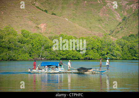 Les pêcheurs dans les bateaux traditionnels sillonnent les eaux autour de Rinca Island dans le Parc National de Komodo et l'archipel indonésien. Banque D'Images