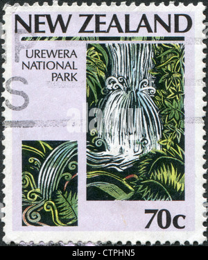 Timbres-poste imprimés en Nouvelle-Zélande, est dédiée à la célébration du 100e anniversaire du parc national, parc montre Urewera Banque D'Images