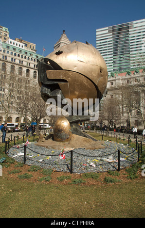 'La sphère', une sculpture de Fritz Koenig, à Battery Park de Manhattan. 'La sphère' a été sauvé de l'épave de la Banque D'Images