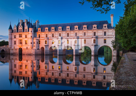 Twilight sur Château de Chenonceau et de Cher, Indre-et-Loire Centre, France Banque D'Images