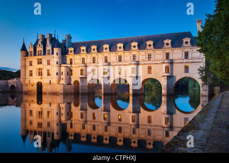 Twilight sur Château de Chenonceau et de Cher, Indre-et-Loire Centre, France Banque D'Images