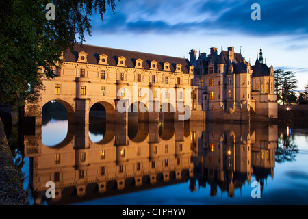 Twilight sur Château de Chenonceau et de Cher, Indre-et-Loire Centre, France Banque D'Images