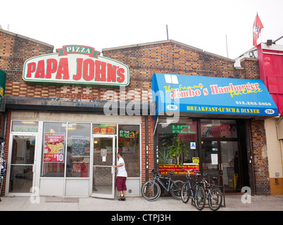 Un Papa John's Pizza franchise sur Lenox Avenue à Harlem, à New York, le samedi 28 juillet 2012. (© Richard B. Levine) Banque D'Images