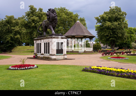 Forbury Gardens, un parc public anglais célèbre pour la war memorial sculpture d'un lion. Banque D'Images