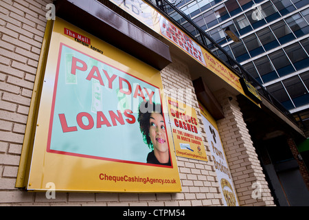 Une société de prêt sur salaire, le centre commercial de l'Agence contrôle, Archway Londres Banque D'Images