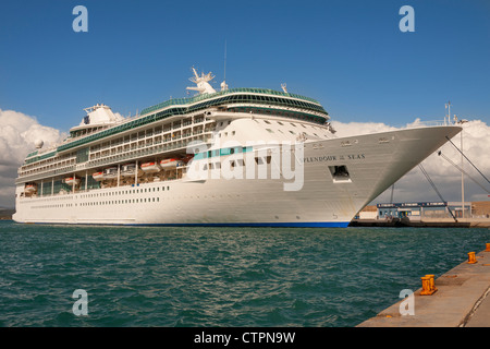 La splendeur de la mer, bateau de croisière amarré au quai, Katakolon, Grèce Banque D'Images