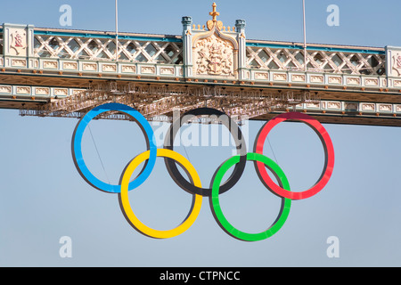 Les anneaux olympiques, qui célèbre les Jeux Olympiques de 2012, suspendu de Tower Bridge, Londres, Angleterre Banque D'Images